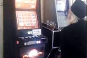 Un CĂLUGĂR a fost FILMAT în timp se juca la PĂCĂNELE. Scene din CAZINO au ajuns VIRALE - FOTO