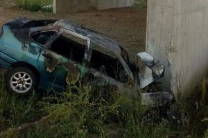 FOTO: Maşină în flăcări în Livezeni