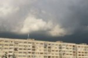 Gata cu vremea bună! Vijelie şi grindină până la final de weekend