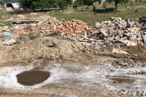 FOTO, ȘTIREA TA. Deşeuri industriale, abandonate la marginea unei străzi din Aiud