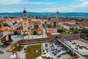 FOTO, VIDEO. Expoziţie de vehicule istorice, pe latura de vest a Cetăţii din Alba Iulia