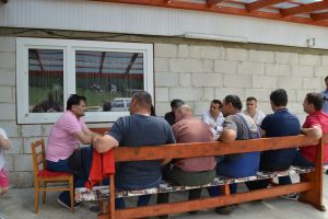 Situaţie strigătoare la cer la Dămuc. Primarul Anton Covasan vrea să convingă oamenii din Trei Fântâni să treacă administrativ de la Harghita la Neamţ