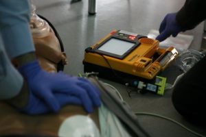 Proiectul defibrilatoarelor în şcoli şi grădiniţe, respins. Opinii pro şi contra + ironii şi argumente penibile