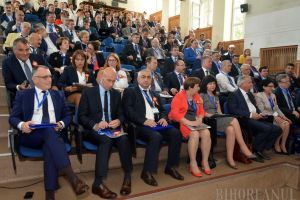 Ministrul Educaţiei promite bani mai mulţi pentru toate universităţile, dar le cere şi cumpătare în cheltuieli