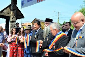 FOTO – „Cocoşul de Hurez”, cel mai mare târg de ceramică din România, găzduieşte în acest an meşteşugari din Italia, Franţa şi Spania