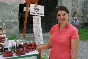 S-au copt cele mai aromate căpşune, cele de la munte. Cât timp le vom găsi pe piaţă şi cât costă (FOTO)