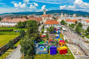 Festivalul Cetatea Copiilor de la Alba Iulia. Programul zilei de duminică: Teatru de păpuşi, Parada oamenilor fericiţi şi Gaşca Zurli