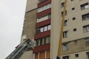 O maşină şi un stâlp de iluminat, avariate de izolaţia căzută de pe un bloc (Foto şi Video)