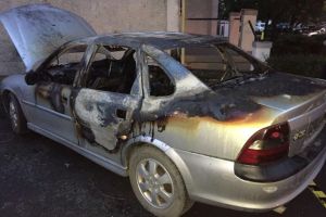 Atac mafiot: Maşina unui jurnalist de investigaţii de la PressAlert a fost incendiată! (FOTO)