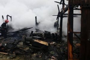 Incendiu violent într-o gospodărie lovită de trăsnet