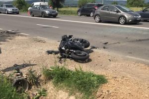 Accident pe DN 76: Impact între un motociclist şi o maşină la Sânmartin