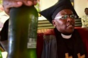 Un preot a găsit soluţia de-a scăpa enoriaşii de păcate. N-o să vă vină să credeţi la ce metodă a apelat