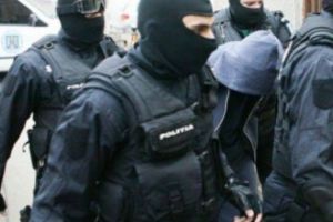 Momentul încătuşării UNUI TÂLHAR periculos, surprins AUDIO. Poliţiştii giurgiuveni au tras ȘASE FOCURI DE ARMĂ 