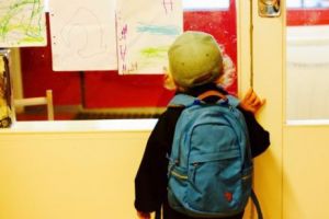 Legea care i-a pus pe JAR pe aleşii poporului. RĂZBOUL politicienilor pe ghiozdanele elevilor