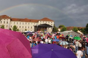 FOTO, VIDEO. Ploaia s-a oprit, când Gaşca Zurli a venit: Curcubeu deasupra Cetăţii Alba Carolina, la spectacolul educativ pentru copii