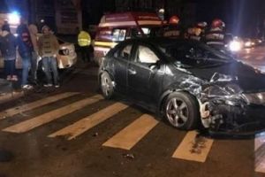 Pasager aruncat din maşină în urma accidentului