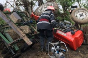 Bărbaţi accidentaţi de tractor