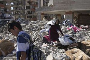 O CLĂDIRE s-a PRĂBUȘIT în mijlocul oraşului! Cel puţin trei persoane au MURIT. Imobilul fusese construit fără AUTORIZAȚIE