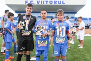 Cupa Hagi Danone 2018. Premii speciale pentru jucatorii Academiei Hagi U 12, inmanate de Ianis si Gheorghe Hagi 