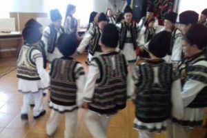 Inceput de iunie,  aromă de cireşe şi  zumzet vesel  de copii