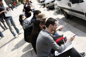 Tinerii dintr-o organizaţie politică: Programul Guvernului „Investeşte în tine”, prin care se acordă credite cu dobândă ZERO, încurajează dependenţa de stat