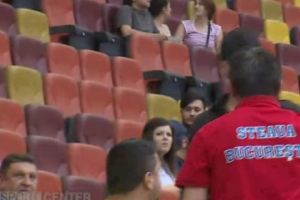 INCIDENTE la meciul Steaua - Academia Rapid. Marius Lăcătuş a urcat în tribune şi s-a răfuit cu un suporter