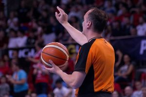 Începe finala Ligii Naţionale de baschet: Primul duel dintre CSM CSU Oradea şi CSM Steaua EximBank are loc azi, de la ora 20