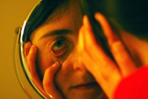 O femeie e convinsă că e moartă şi că i-au putrezit organele interne. Sindromul „cadavrului ambulant”, o tulburare psihică extrem de rară