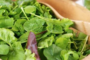 Oameni morţi după ce au mâncat salată cumpărată de la supermarket