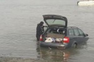 Video/ Galerie Foto: Un autoturism  ajuns in apele Dunarii a afost scos cu ajutorul scafandrilor