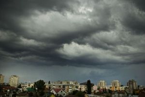 Informare meteo: Ploi torenţiale, descărcări electrice şi rafale de vânt până la ora 21:00. Cantităţile de apă vor depăşi izolat 30…40 l/mp