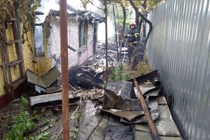 Două case de pe strada Poşta Veche, cuprinse de flăcări