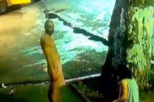 VIDEO - Imagini TERIFIANTE în Capitală: fiul îşi bate mama cu BESTIALITATE