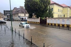 Afară e din nou ploaie/ pe străzi apa-i pân’ la… brâu. Versuri albe la Braşov