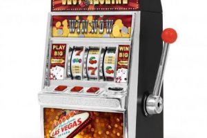 PĂCĂNELE, BOALĂ grea. Un bărbat îmbrăcat în haine preoţeşti şi-a încercat NOROCUL, ademenit de MIRAJUL marelui POT. „Du-te la Biserică, popă!” VIDEO