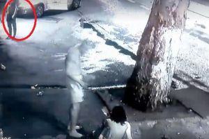 SCENE ȘOCANTE! O femeie BĂTUTĂ în plină stradă de PROPRIUL FIU