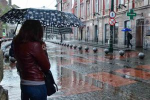 Aveţi grijă la vreme – Furtuni, vijelii şi grindină în următoarele ore