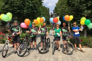 Bicicliştii au împărţit baloane colorate, în centrul Sucevei