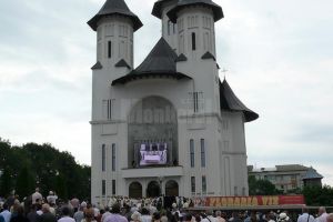Mii de credincioşi au participat la slujba de sfinţire a Catedralei „Învierea Domnului”