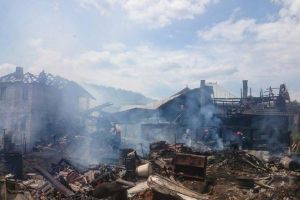 Pompierii, puşi la grea încercare de un incendiu extins la patru gospodării