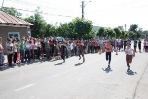 Peste 200 de elevi au participat, la Liteni, la concursul de atletism „Viitorii Campioni”
