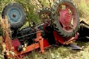  CLUJ: Accident mortal pe un drum periculos. Un bărbat şi-a pierdut viaţa după ce s-a răsturnat cu tractorul