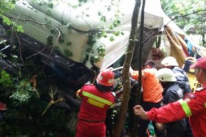 Doua TIR-uri, implicate intr-un accident la Cheia. Unul dintre ele s-a rasturnat