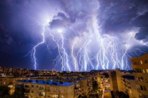 Alertă meteo: Furtunile se mută în sudul ţării, vor fi ploi torenţiale şi căderi de grindină