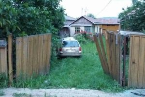Un şofer beat a intrat cu maşina într-un stâlp şi în curtea unei case