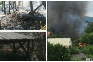 UPDATE FOTO,VIDEO: Pierderi materiale în valoare de 15.000 lei în urma incendiului izbucnit la un fost atelier de tâmplărie din Aiud. Cauza probabilă, un scurtcircuit electric