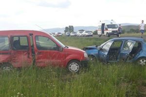 Patru victime şi cinci autorurisme avariate în urma unui accident