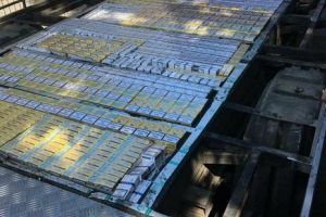 Şofer de camion, prins cu 8000 de pachete de ţigări de contrabandă lângă Uileacu de Criş: Poliţiştii i-au întocmit dosar penal (FOTO)