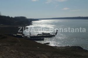 Doi germani aflati la bordul unui yacht pe Dunare au ramas suspendati pe un banc de nisip