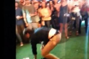 VIDEO: Agentului FBI  îi cade pistolul făcând un backflip într-un bar. Din nefericire pistolul s-a descărcat...